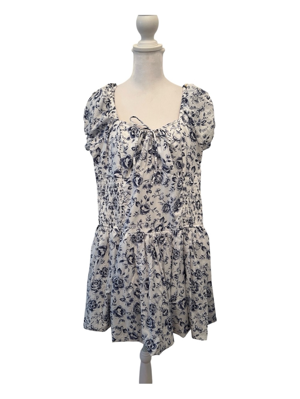 Hollister SzL blue/white floral bubble mini w/shorts puff sleeves & smocking EUC